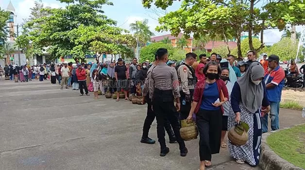 ANTRE PANJANG: Ratusan warga tertib mengantre untuk mendapatkan gas melon dengan harga murah di Gedung Graha Olahraga Pemuda kemarin (10/1).