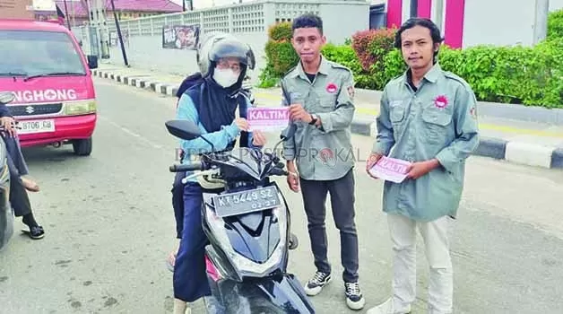 PEDULI DEMOKRASI: BEM UMB menggelar orasi di tepi jalan dan membagikan selebaran untuk mengampanyekan pemilu damai dan menangkal berita hoaks.