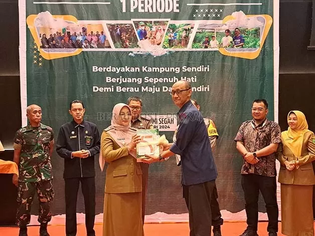 APRESIASI: Bupati Berau Sri Juniarsih memberikan apresiasi kepada para pejuang Sigap Sejahtera selama satu periode di Kabupaten Berau.