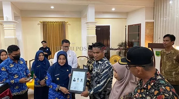 PENYERAHAN DIKA: Bupati Berau Sri Juniarsih memberikan dana insentif kinerja kepada 15 kampung di Kabupaten Berau.