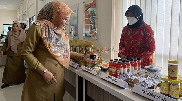 PRODUK UNGGULAN: Bupati Berau Sri Juniarsih saat melihat produk lokal di salah satu pameran dalam kegiatan pemerintah daerah.