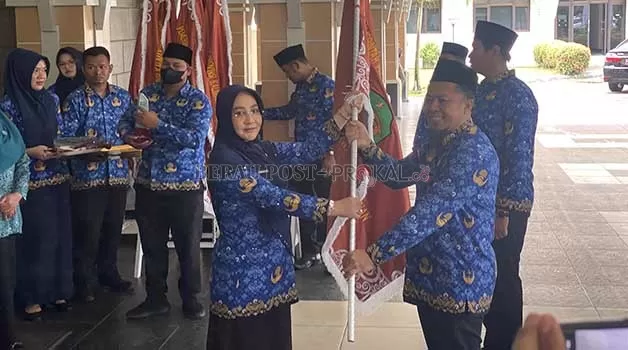 RAIH PANJI: Bupati Berau Sri Juniarsih saat memberikan panji keberhasilan pembangunan kepada Kepala Dinas Pangan Berau Rakhmadi Pasarakan.