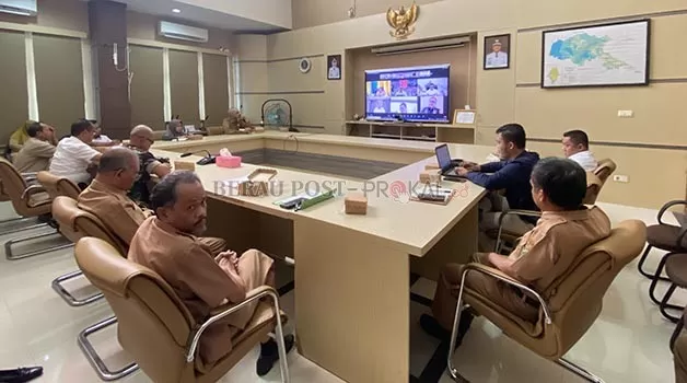 RAKOR INFLASI: Rakor pengendalian inflasi melalui vidcon di ruang teleconference Diskominfo Berau.