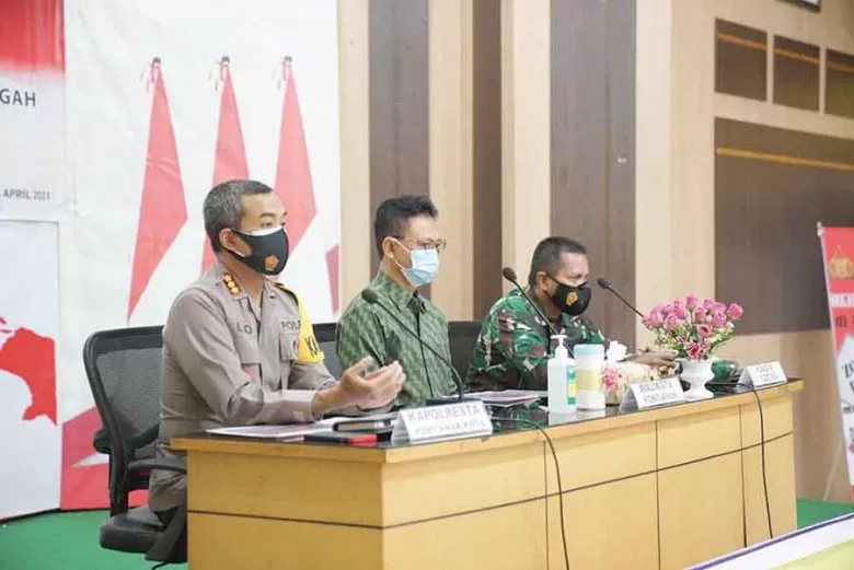 Wali Kota Pontianak Edi Rusdi Kamtono (tengah) bersama satgas.