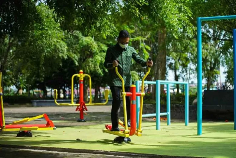 Taman kota di Pontianak.