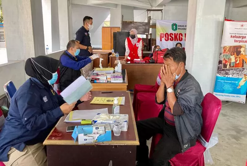 LAPOR: Tim DVI Polda Kalbar menerima laporan dari warga yang kehilangan anggota keluarganya dalam insiden tenggelamnya kapal di perairan Kalbar. (ARIEF NUGROHO/PONTIANAK POST)