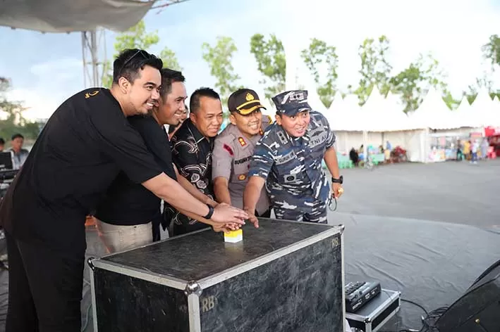 BATULICIN FESTIVAL: Bupati Tanbu H Sudian Noor (tengah) didampingi Anggota DPR-RI H Sulaiman Umar (kiri) membuka secara resmi Batulicin Festival (Batfest) tahun 2019 di Jhonlin Drift Circuit, Senin (30/12), ditandai dengan penekanan tombol sirine. (Foto Karyono/Radar Banjarmasin).