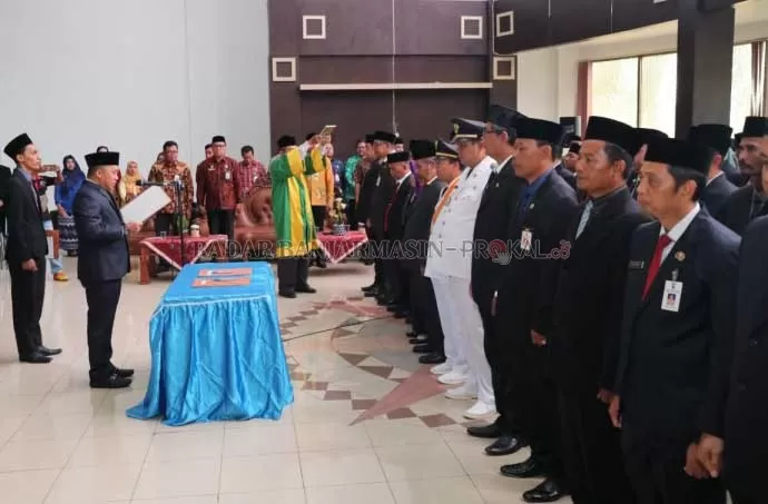 PELANTIKAN: Bupati Tanah Bumbu H Sudian Noor melantik dan mengambil sumpah 5 pejabat Pimpinan Tinggi Pratama di lingkungan Pemkab Tanbu di Kantor Bupati Tanbu. | Foto: Karyono/Radar Banjarmasin