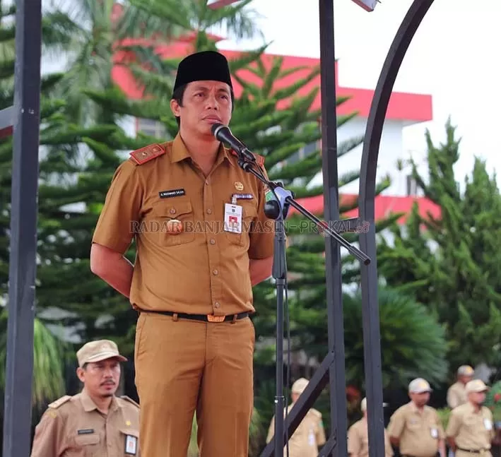 SAMBUTAN: Sekda Tanbu H Rooswandi Salem menyampaikan sambutan saat menjadi pembina upacara gabungan SKPD, Senin (6/1/) di Halaman Kantor Bupati Tanbu. (Foto Karyono/Radar Banjarmasin).