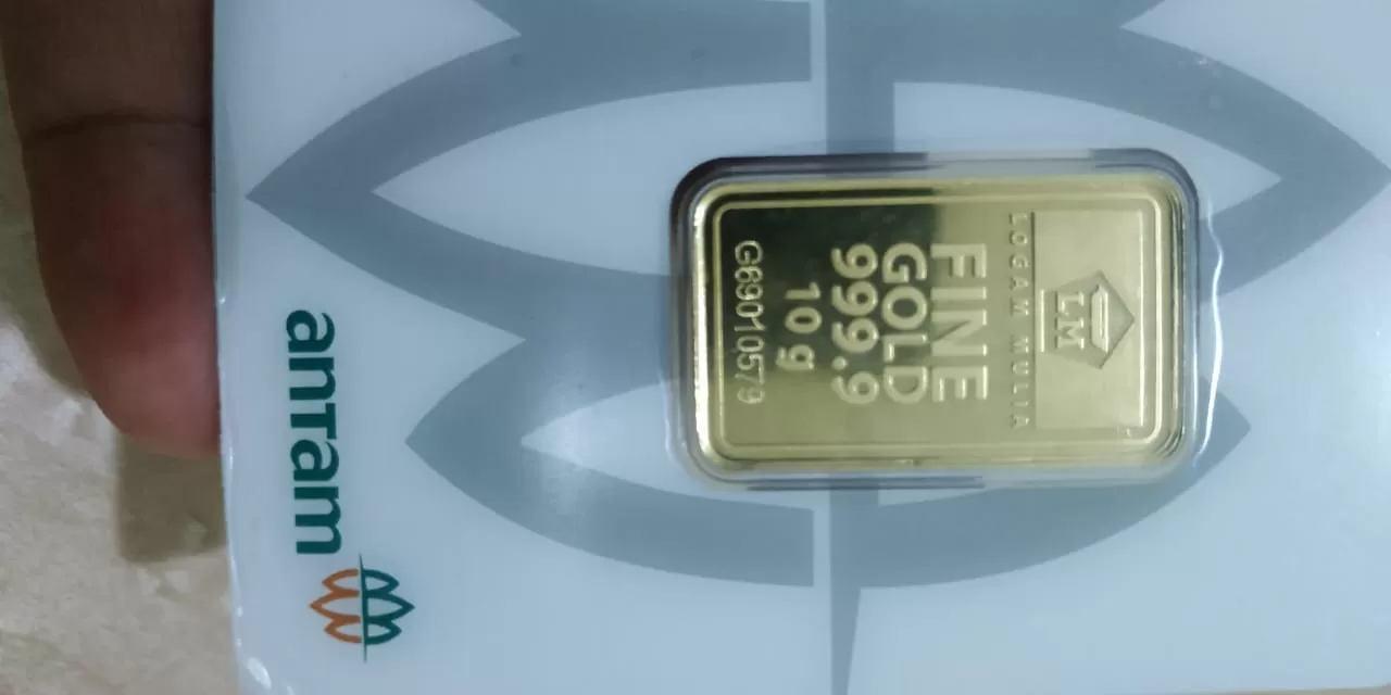 TURUN: Harga emas Antam turun Rp2000 per gramnya. | FOTO: NISA/RADAR BANJARMASIN
