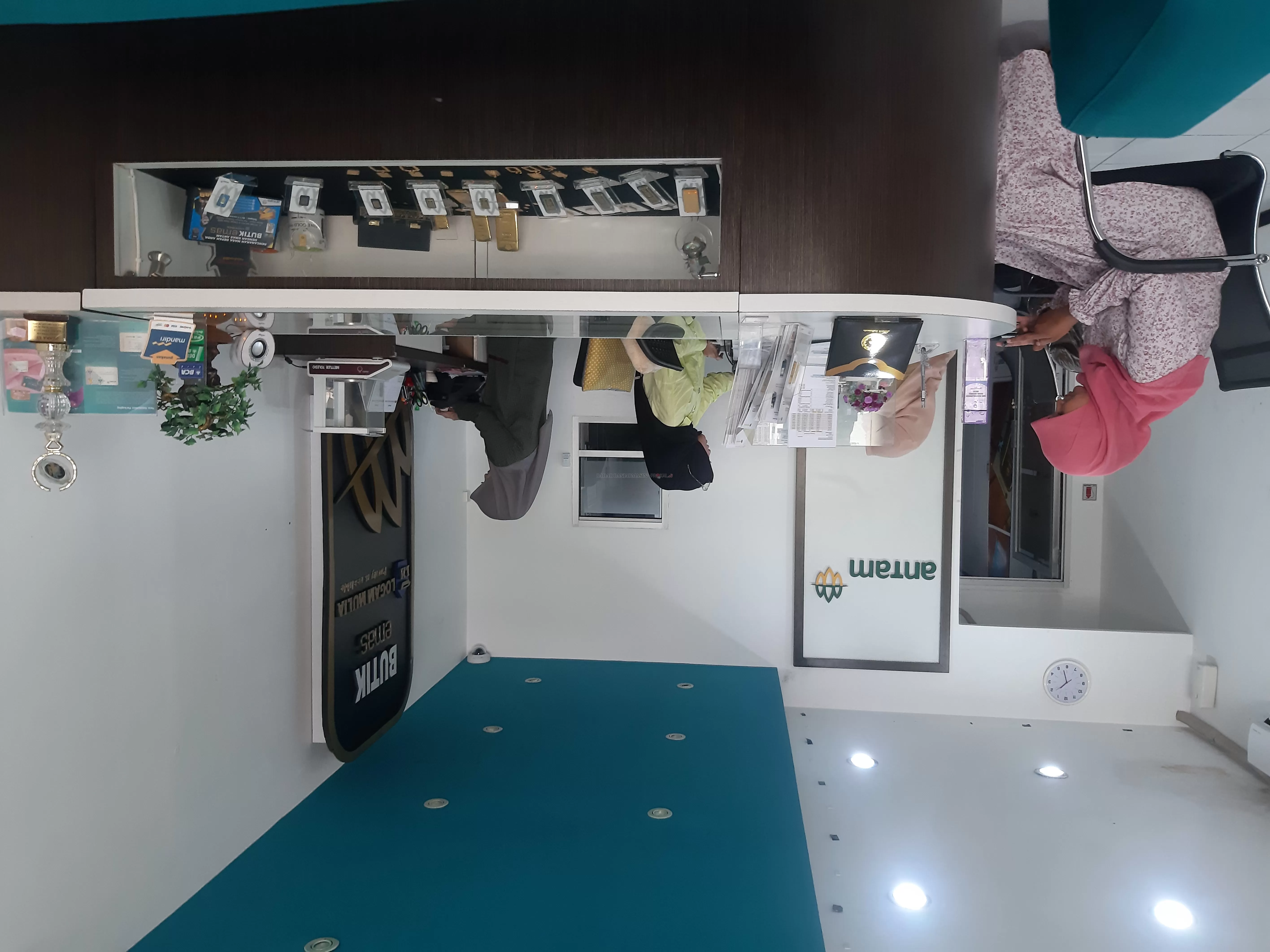 BELI EMAS: Sejumlah masyarakat mendatangi butik Antam untuk membeli emas. | FOTO: NISA/RADAR BANJARMASIN