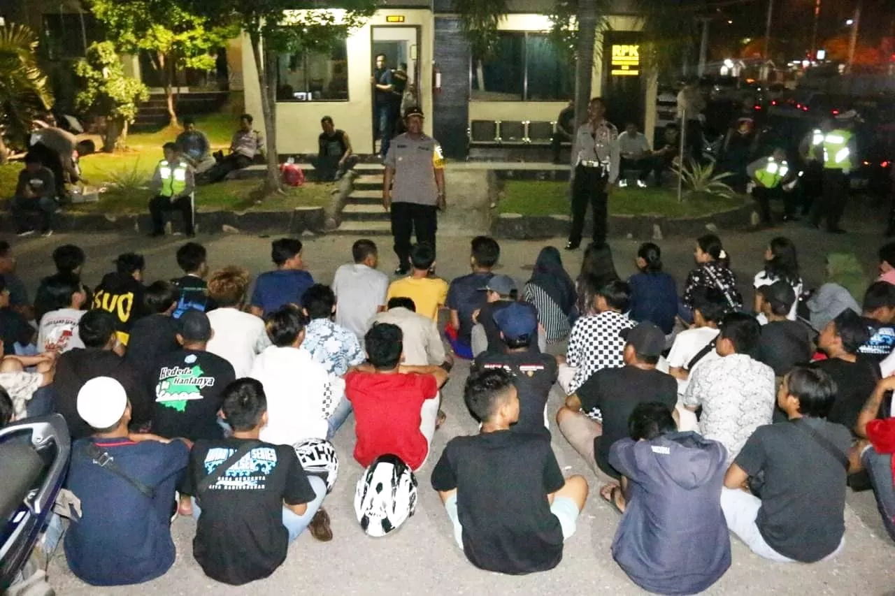 PATROLI: Polres Banjarbaru saat mengamankan  81 orang dan 59 unit sepeda motor yang diduga melakukan aksi balap liar di kawasan Lapangan Murjani, Minggu (19/1) dini hari. | FOTO:HUMAS POLRES BANJARBARU