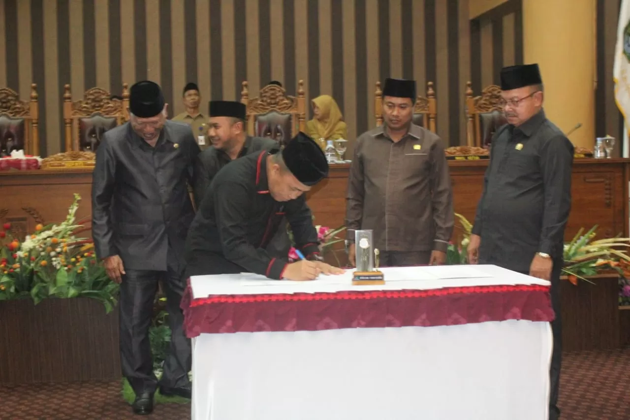 PENANDATANGANAN: Bupati Tanbu H Sudian Noor menandatangani Raperda Inisiatif DPRD Kabupaten Tanah Bumbu, tentang Perlindungan dan Pemenuhan Hak Penyandang Disabilitas menjadi Peraturan Daerah. (Foto Diskominfo Tanbu For Radar Banjarmasin).