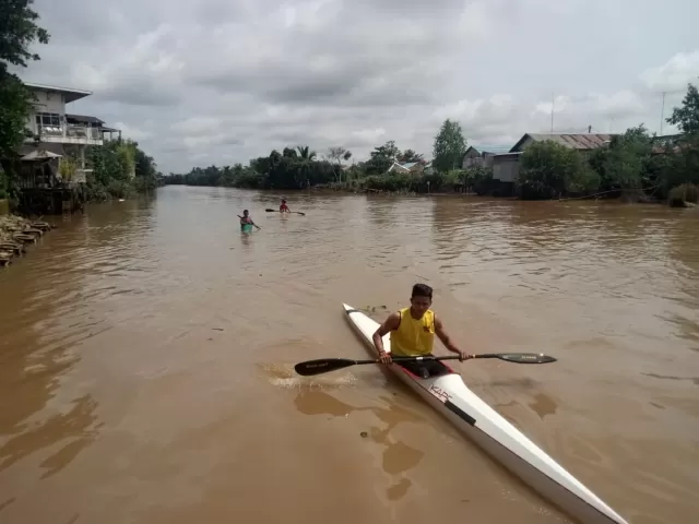 TETAP WASPADA: Pedayung PPLP Kalsel akan diturunkan di Kejuaraan Perahu Naga Batola Open Cup 2020 di Marabahan, Februari mendatang.