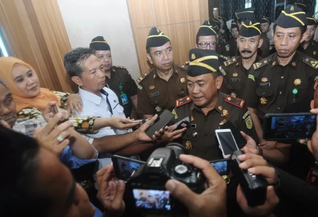 KOMITMEN: Jajaran Kejaksaan Tinggi Kalsel menandatangani deklarasi komitmen Wilayah Birokrasi bebas Melayani (WBBM) di aula kantor Kejati, Selasa (28/1) pagi.