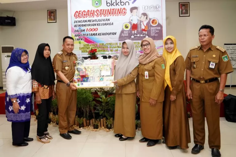 PENANGANAN STUNTING: Bupati Tanbu H Sudian Noor menyerahkan starter kit penanganan stunting kepada perwakilan bidan desa yang menjadi peserta. (Foto Diskominfo Tanbu For Radar Banjarmasin).