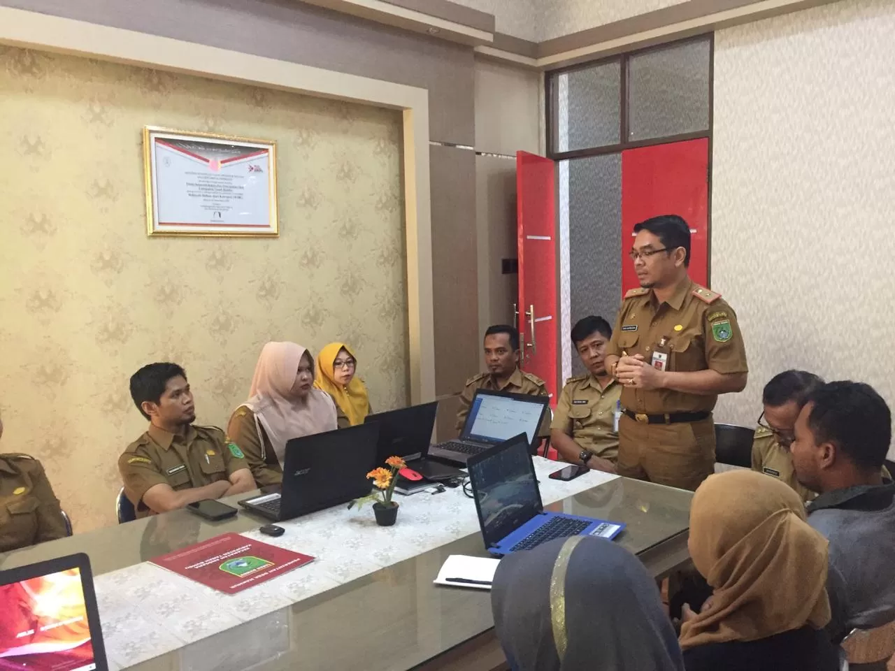 MEMBERIKAN PENJELASAN: Kepala Disdukcapil Eka Sapruddin memberikan penjelasan dalam Bimtek Operator Desa. | Foto: Disdukcapil For Radar Banjarmasin