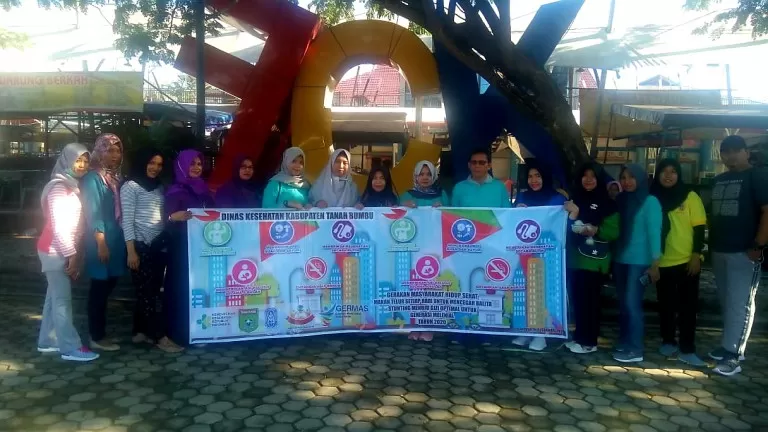 MAKAN TELUR: Dewan Pengurus Daerah (DPD) Persatuan Ahli Gizi Indonesia (PERSAGI) Tanbu menggelar gerakan makan telur setiap hari di Tanbu Education Park, Minggu (2/2). (Foto Diskominfo Tanbu For Radar Banjarmasin).