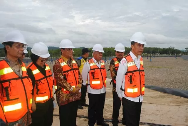 PUJI TPA: Presiden Joko Widodo saat meresmikan Tempat Pemrosesan Akhir (TPA) Regional Banjarbakula di Kecamatan Cempaka, Kota Banjarbaru, kemarin.  |  Foto: Sutrisno/Radar Banjarmasin