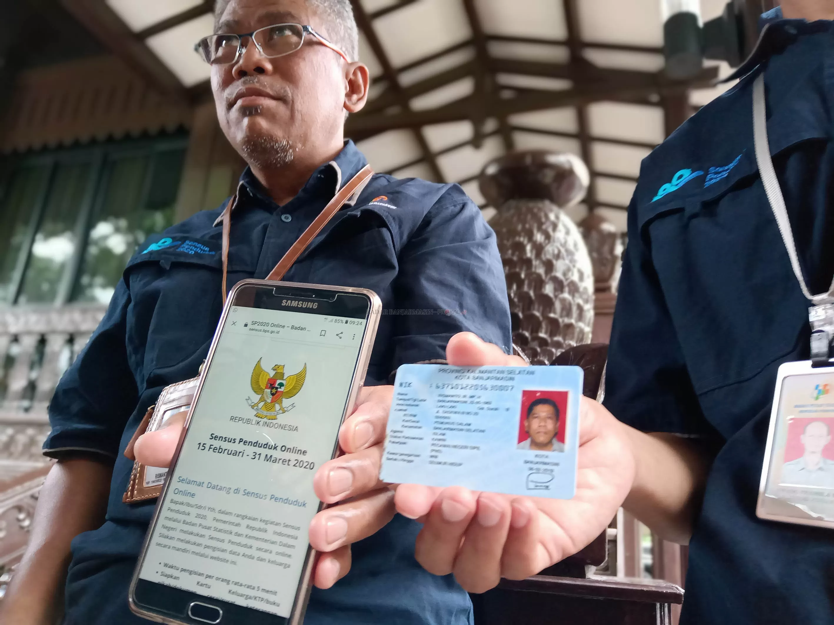 CACAH ONLINE: Fitriansyah menunjukkan aplikasi sensus online. Hanya butuh waktu sekitar lima menit mengisi data kependudukan. | FOTO: M OSCAR FRABY/RADAR BANJARMASIN