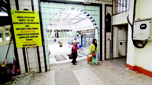 BAKAL LIBUR: Para wanita masuk ke kubah untuk berziarah. | FOTO: MUHAMMAD AMIN/RADAR BANJARMASIN