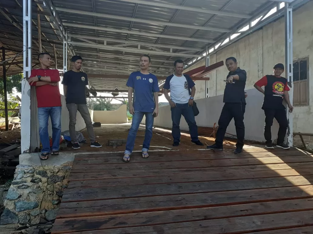 BENAHI FASILITAS: Ketua Umum KONI Kabupaten Tanbu, H Saipul Rahman bersama Ketua Harian Pengkab Podsi Kabupaten Tanbu, Syamsisar (dua dari kanan) kala memantau gudang perahu di Sungai Kusan.