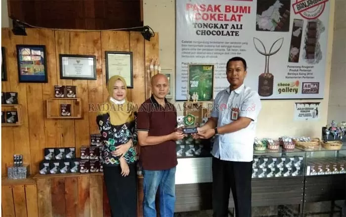 MAGANG: Salah seorang guru SMK Pertanian Pembangunan Negeri Banjarbaru menjemput siswanya yang magang di salah satu pengolahan produk pertanian.  |  Foto: Humas SMK Pertanian Pembangunan Negeri Banjarbaru for Radar Banjarmasin