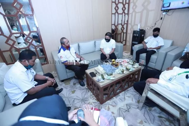 AUDIENSI: Perwakilan Aliansi Pekerja Buruh Banua diterima Wakil Ketua DPRD Kalsel, M Syaripuddin. Aksi unjuk rasa digantikan kunjungan audiensi.