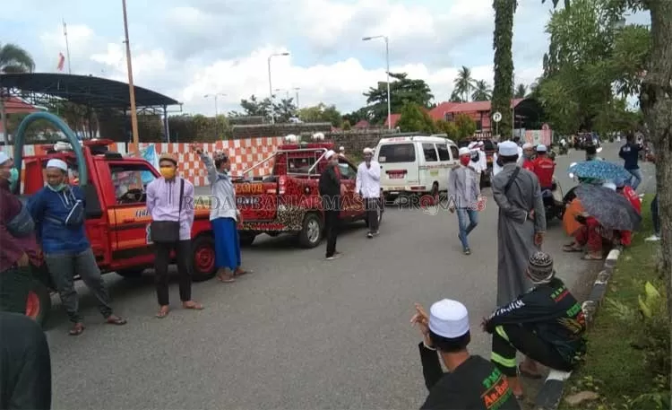 MENUNGGU: Suasana Jalan Angkasa di depan gerbang Lanud Syamsudin Noor, sejumlah anggota pemadam kebakaran (damkar) tiba untuk menjemput jenazah Ulama kharismatik asal Banjarmasin H Zuhdiannor. | FOTO: SUTRISNO/RADAR BANJARMASIN