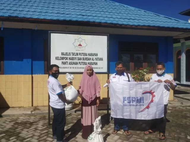 Penyerahan beras ke Panti Asuhan Putera Harapan Kabupaten Hulu Sungai Tengah (HST), Jumat (1/5) pagi.