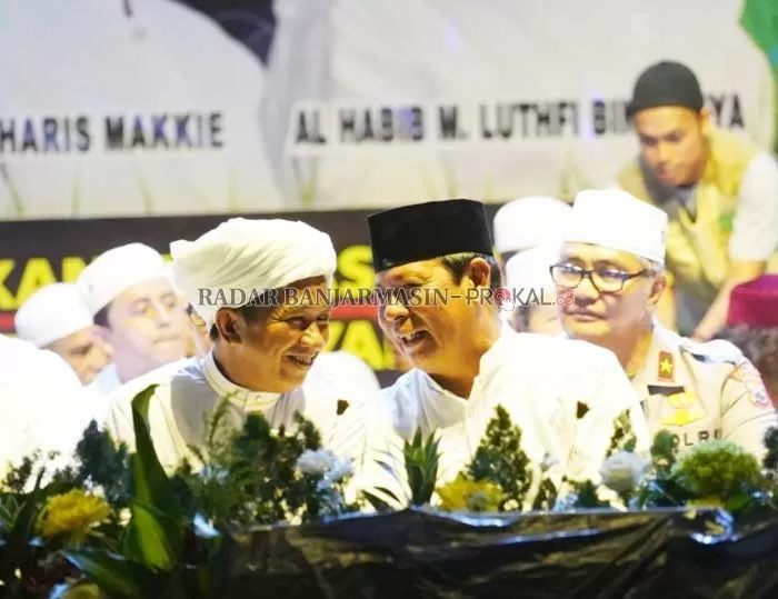 KENANGAN: Guru Zuhdianoor bersama Gubernur Sahbirin Noor semasa hidup dalam salah satu kegiatan.  |  Foto: doc