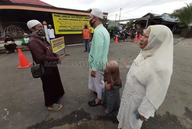 JEMAAH RINDU: Petugas memberi penjelasan kepada jemaah yang ingin berziarah ke makam Guru Zuhdi, kemarin (3/5). | FOTO: WAHYU RAMADHAN/RADAR BANJARMASIN