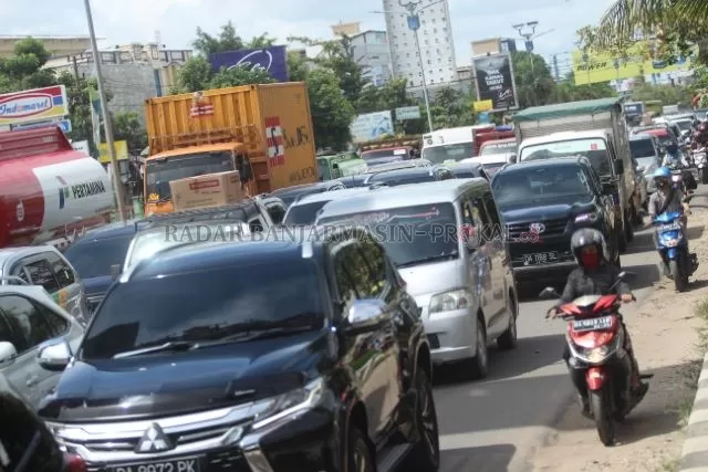 PERIKSA IDENTITAS: Suasana macet di batas kota Banjarmasin. | FOTO: M OSCAR FRABY/RADAR BANJARMASIN