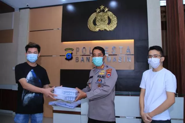 BANTUAN: Penyerahan jamu herbal yang diklaim bisa menyembuhkan pasien corona, kemarin. Kapolresta menerima bantuan untuk disalurkan kepada rumah sakit rujukan COVID-19. | FOTO: POLRESTA BANJARMASIN FOR RADAR BANJARMASIN