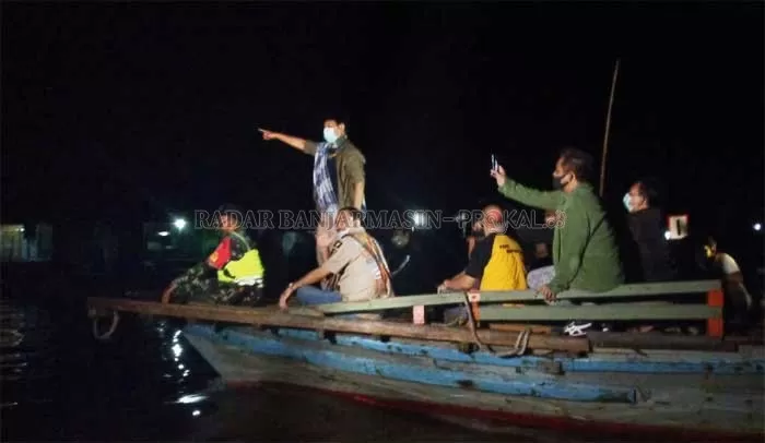 KUNJUNGI WARGA: Gubernur Kalimantan Selatan Sahbirin Noor naik kapal menuju Pulau Bromo di banjarmasin Selatan, Kamis (30/4) dini hari.