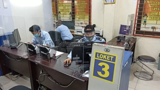 TAK ADA PEMOHON: Suasana tempat pelayanan di Kantor Imigrasi Kelas I TPI Banjarmasin, kemarin. Tampak sepi, lantaran selama pandemi jumlah pemohon paspor turun drastis. | FOTO: SUTRISNO/RADAR BANJARMASIN