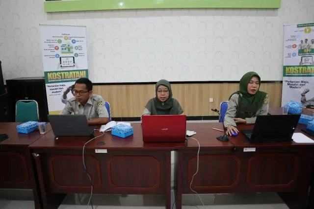 SMK-PP Negeri Banjarbaru mengawali Tahun Pelajaran Baru, yaitu TP. 2020/2021, dengan menggelar “Sosialisasi Dan Public Hearing Pembelajaran Dimasa Pandemi Covid-19”, dengan para siswa kelas X, XI dan XII melalui aplikasi zoom meeting pada Senin, (20/7).