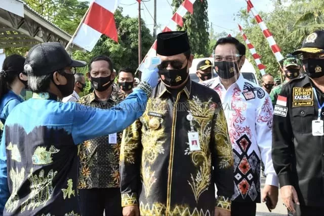 CEK SUHU: Gubernur Kalsel Sahbirin Noor diperiksa suhu tubuh oleh petugas. Sahbirin bersyukur atas banyaknya jumlah angka sembuh dari Covid di Kalsel.