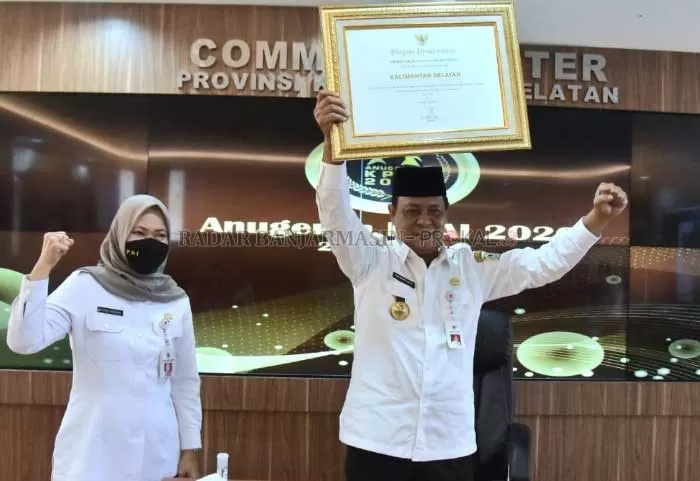 BUAH KOMITMEN: Gubernur Kalsel Sahbirin Noor mengangkat Anugerah KPAI 2020 karena komitmen terhadap penyelenggaraan perlindungan terhadap anak