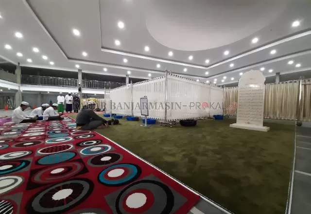 MAKAM GURU: Kubah makam Guru Zuhdi di kawasan Masjid Jami Sungai Jingah akan ditutup dari peziarah selama delapan hari. | FOTO: WAHYU RAMADHAN/RADAR BANJARMASIN