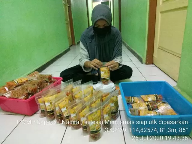 Kelompok PWMP Nadira yang bergerak dalam produksi pengolahan keripik usus yang dibimbing dan dibina oleh Guru SMKPP Negeri Banjarbaru, Patmawati.
