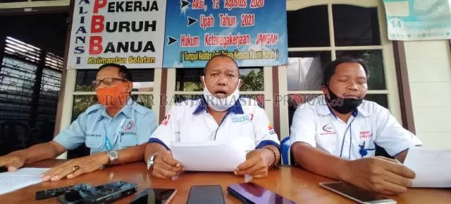 KONFERENSI PERS: Koordinator aliansi, Yoeyoen Indharto (tengah) membeberkan rencana demonstrasi besar-besaran yang akan diikuti tiga serikat buruh di Kalsel. | FOTO: ENDANG SYARIFUDDIN/RADAR BANJARMASIN