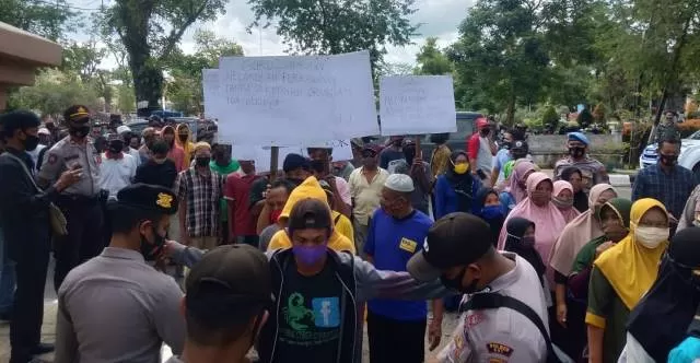 Ratusan warga desa Waki, Kecamatan Hantakan, Kabupaten Hulu Sungai Tengah mendatangi kantor DPRD HST, Kamis (27/8) siang.
