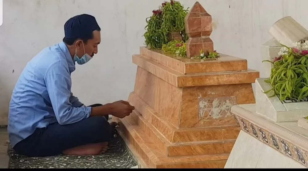 ZIARAH: Salah satu rutinitas Calon Bupati Banjar H Saidi Mansyur yang banyak dikagumi warga.
