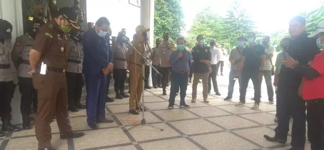 ASPIRASI: Para LSM menyampaikan aspirasi ke gedung DPRD Tala di sambut Sekda Tala Dahnial Kifli, Anggota DPRD Edy Porwanto, dan Kasie Intel Kejari Mahardika. | Foto: istimewa