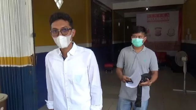 KLARIFIKASI: Calon Bupati Banjar Saidi Mansyur (depan) memenuhi panggilan Gakumdu terkait laporan netralitas ASN di Kecamatan Aluh-aluh.