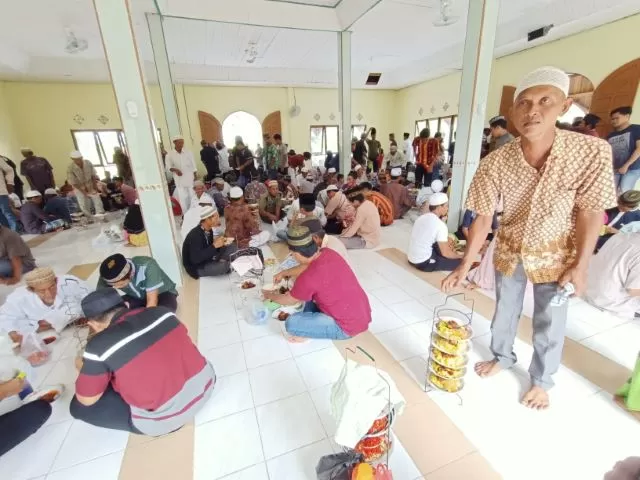 TRADISI: Masyarakat selalu membawa makanan sendiri saat memperingati Maulid Nabi Muhammad SAW.