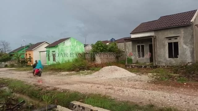 SETENGAH JADI: Kompleks perumahan d Guntung Manggis, kemarin.  | FOTO: SUTRISNO/RADAR BANJARMASIN