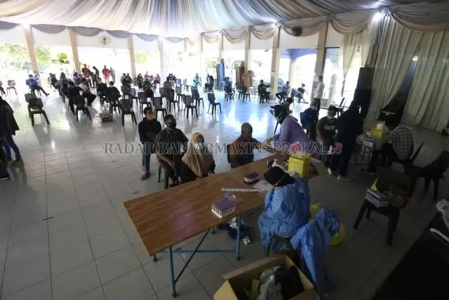 ANTRE: Rapid Test petugas KPPS di Banjarbaru. | FOTO: M RIFANI/RADAR BANJARMASIN