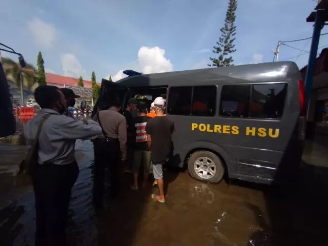 EVAKUASI: Tahanan dari berbagai kasus di Polres HSU dititip ke Lapas Kelas IIB Amuntai disebabkan Polres HSU terendam air luapan sungai Negara dan Balangan sejak Kamis (3/12) tadi.
